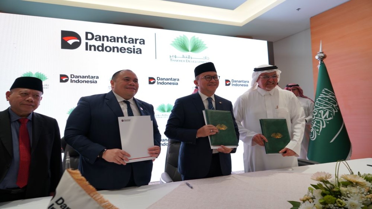 CEO Danantara Indonesia, Rosan Perkasa Roeslani didampingi Chief Investment Officer (CIO) di Badan Pengelola Investasi Danantara, Pandu Patria Sjahrir saat penandatanganan akuisisi Novotel Makkah Thakher City/ist