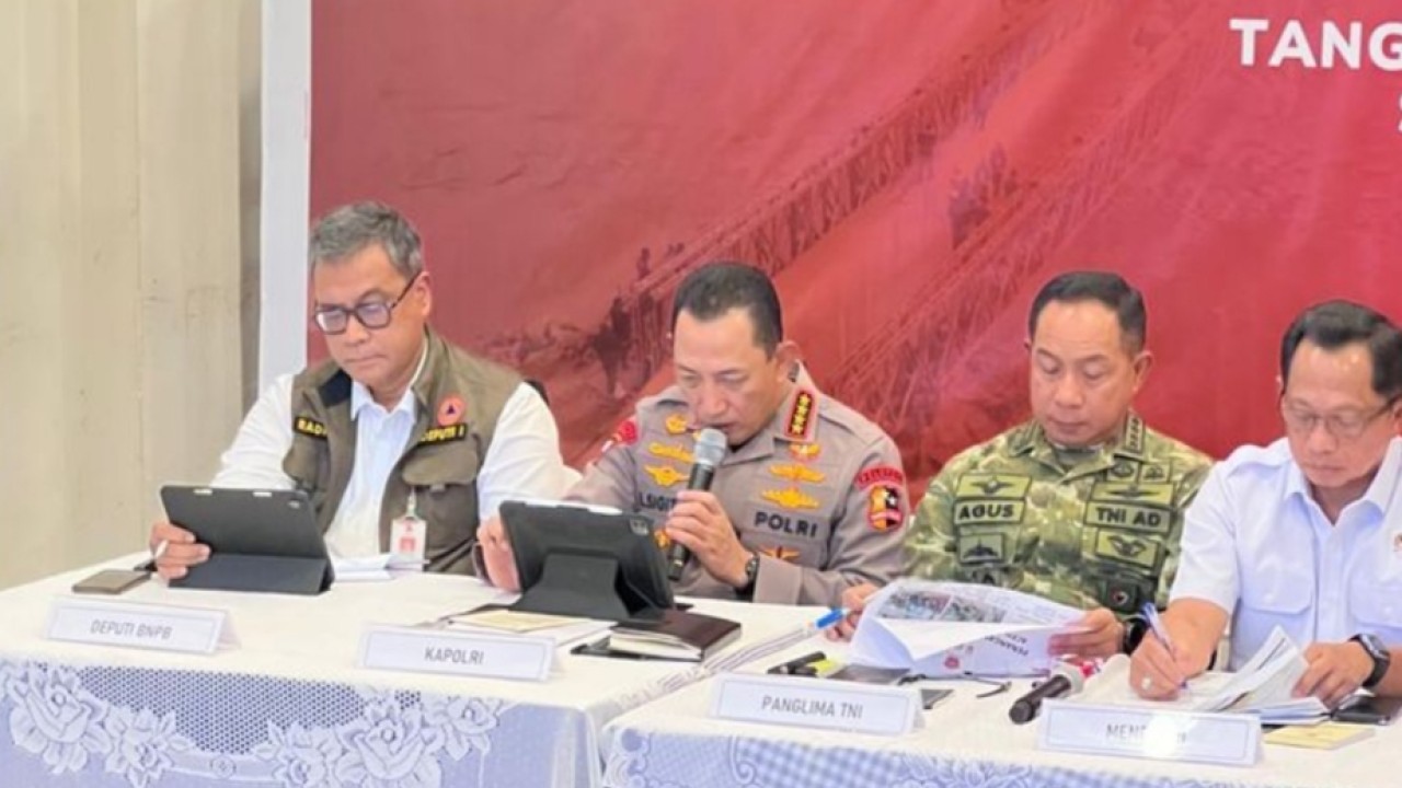 Kapolri Jenderal Listyo Sigit Prabowo (kedua dari kiri) saat melaporkan perkembangan penanganan bencana di Sumatra. (NTVNews.id)