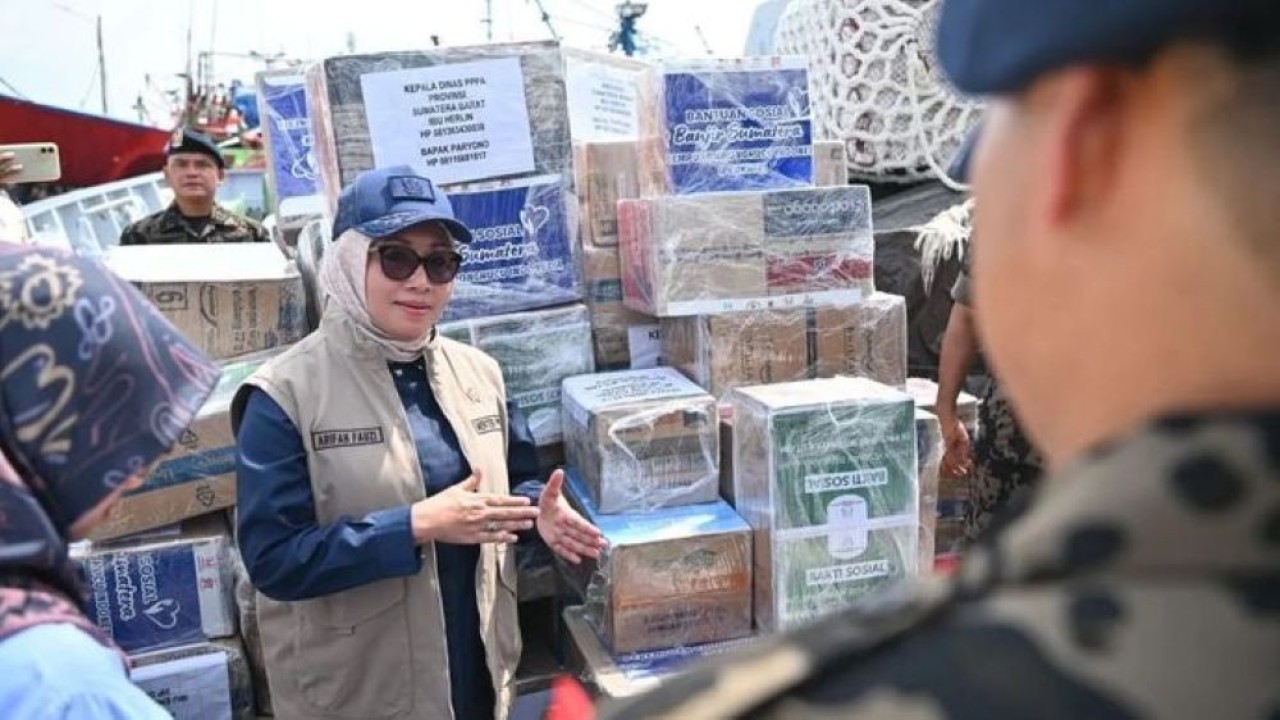 Menteri Pemberdayaan Perempuan dan Perlindungan Anak Arifah Fauzi saat menyalurkan bantuan kemanusiaan bersama Kementerian Kelautan dan Perikanan bagi masyarakat terdampak bencana banjir dan longsor di Sumatra, terutama perempuan dan anak. (Foto: ANTARA/HO - KemenPPPA)