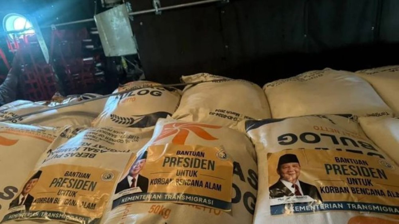 Bantuan pangan yang dikirimkan oleh Kementerian Transmigrasi bagi warga terdampak banjir bandang dan tanah longsor di Aceh. (Foto: ANTARA/HO-Kementerian Transmigrasi)