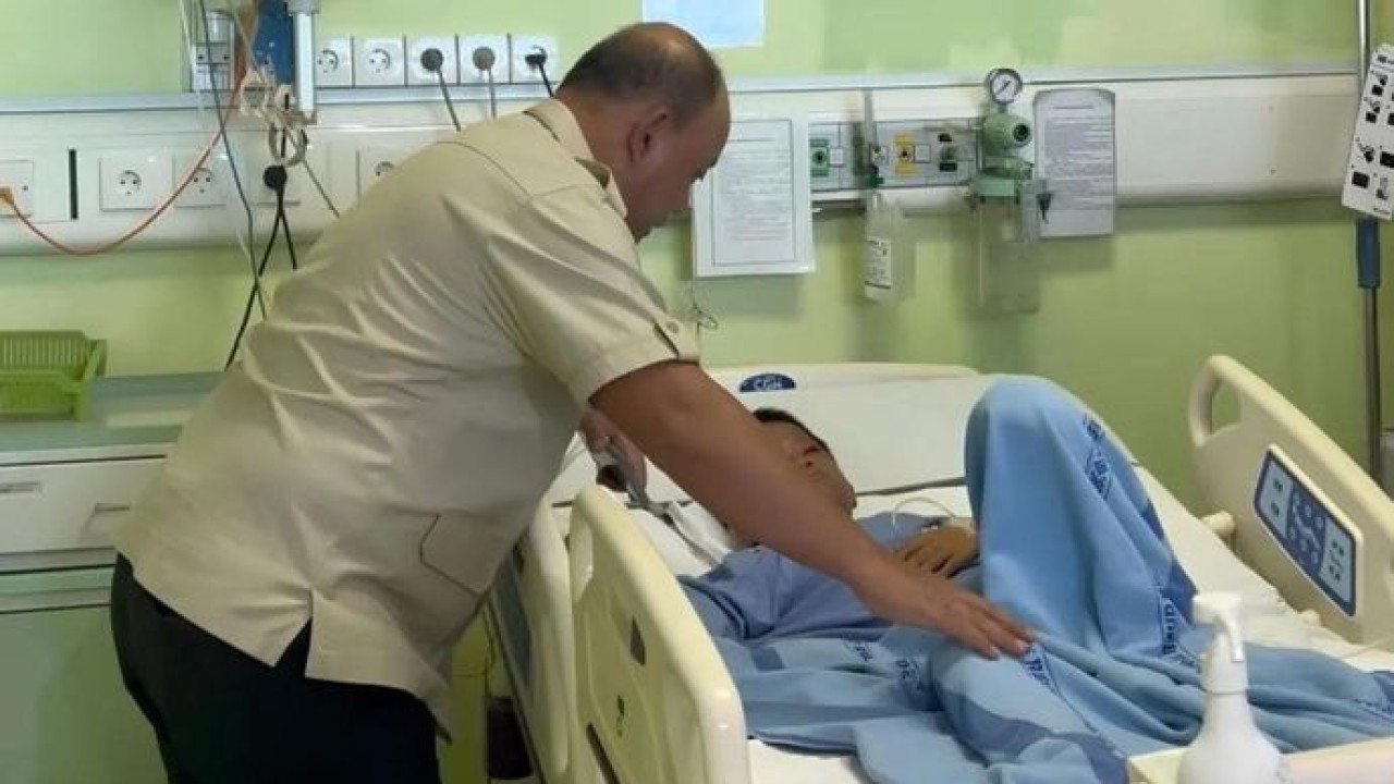 Kepala BGN Dadan Hindayana menjenguk salah seorang siswa SDN Kalibaru 01, Cilincing, yang menjadi korban mobil SPPG yang menabrak sekolahnya pada Kamis 11 Desember 2025. ANTARA/HO-BGN. (Antara)