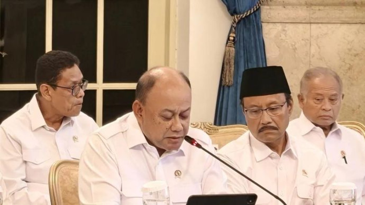 Kepala Badan Gizi Nasional Dadan Hindayana memberi laporan kepada Presiden Prabowo Subianto pada Sidang Kabinet Paripurna di Istana Negara, Jakarta, Senin 15 Desember 2025. ANTARA/Fathur Rochman (Antara)