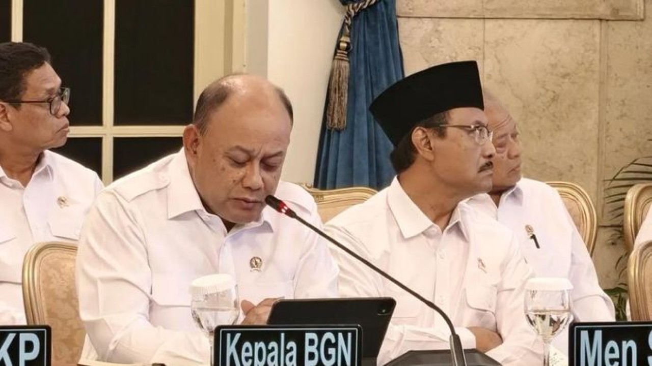 Kepala Badan Gizi Nasional Dadan Hindayana memberi laporan kepada Presiden dalam Sidang Kabinet Paripurna di Istana Negara, Jakarta, Senin 15 Desember 2025. ANTARA/Fathur Rochman (Antara)