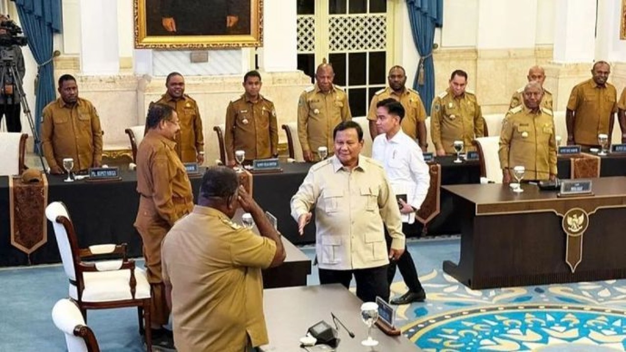 Presiden Prabowo Subianto menjabat tangan satu per satu kepala daerah se-Papua saat hendak memberikan pengarahan di Istana Negara, Jakarta, Selasa, 16 Desember 2025. ANTARA/Mentari Dwi Gayati/aa. (Antara)