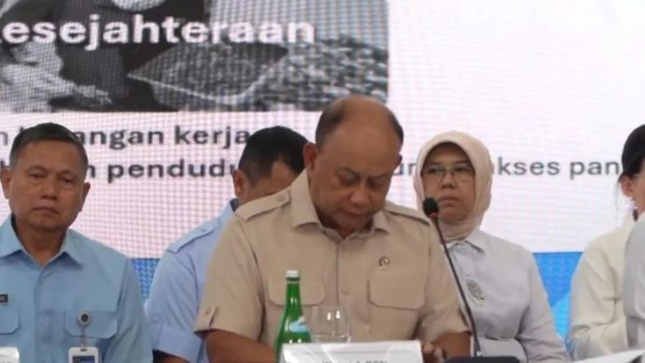 Kepala Badan Gizi Nasional (BGN) Dadan Hindayana dalam Rapat Koordinasi Penyelenggaraan MBG di Jawa Barat, Gedung Sate Bandung, Rabu 17 Desember 2025. ANTARA/Ricky Prayoga (Antara)