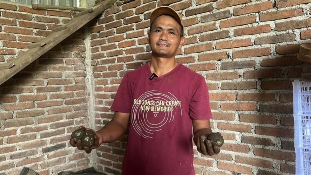 Yayak Surayak tak pernah mengira, jika usaha beternak itik dan membuat telur asin yang dilakukannya ternyata bisa mensejahterakan keluarga dan warga sekitar. (Foto: Dok/Istimewa)