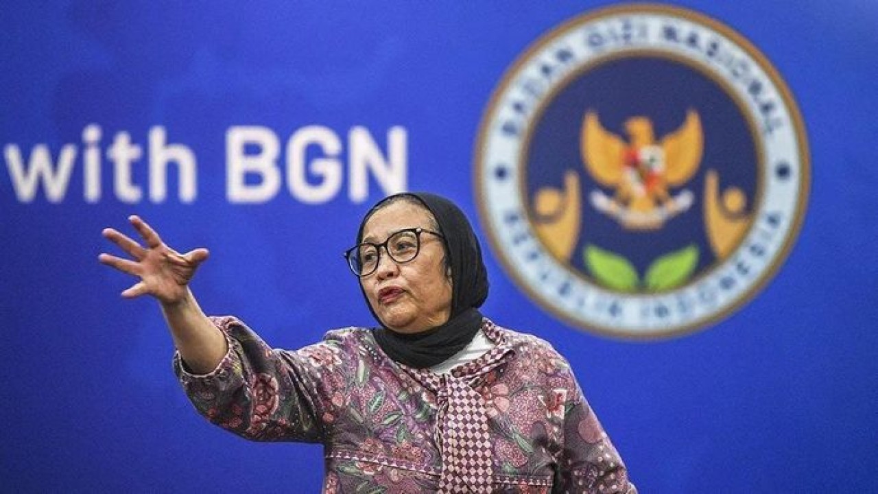 Wakil Kepala Badan Gizi Nasional (BGN) Nanik S. Deyang memberikan keterangan kepada wartawan di Kantor Badan Gizi Nasional (BGN) di Jakarta, Jumat 26 September 2025. ANTARA FOTO/Galih Pradipta/aa. (Antara)