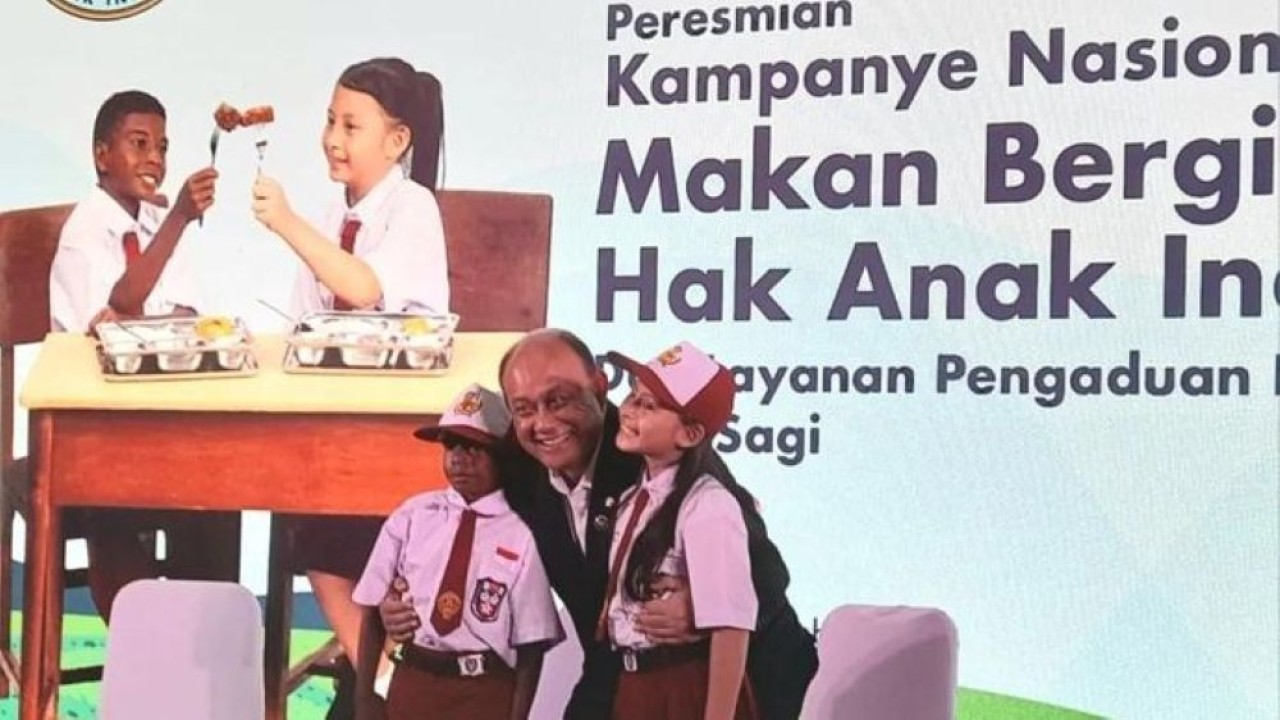 Kepala BGN (tengah) memeluk dua orang siswa SD saat peluncuran kampanye nasional program Makan Bergizi untuk hak anak Indonesia. (Foto: ANTARA/Lintang Budiyanti Prameswari)