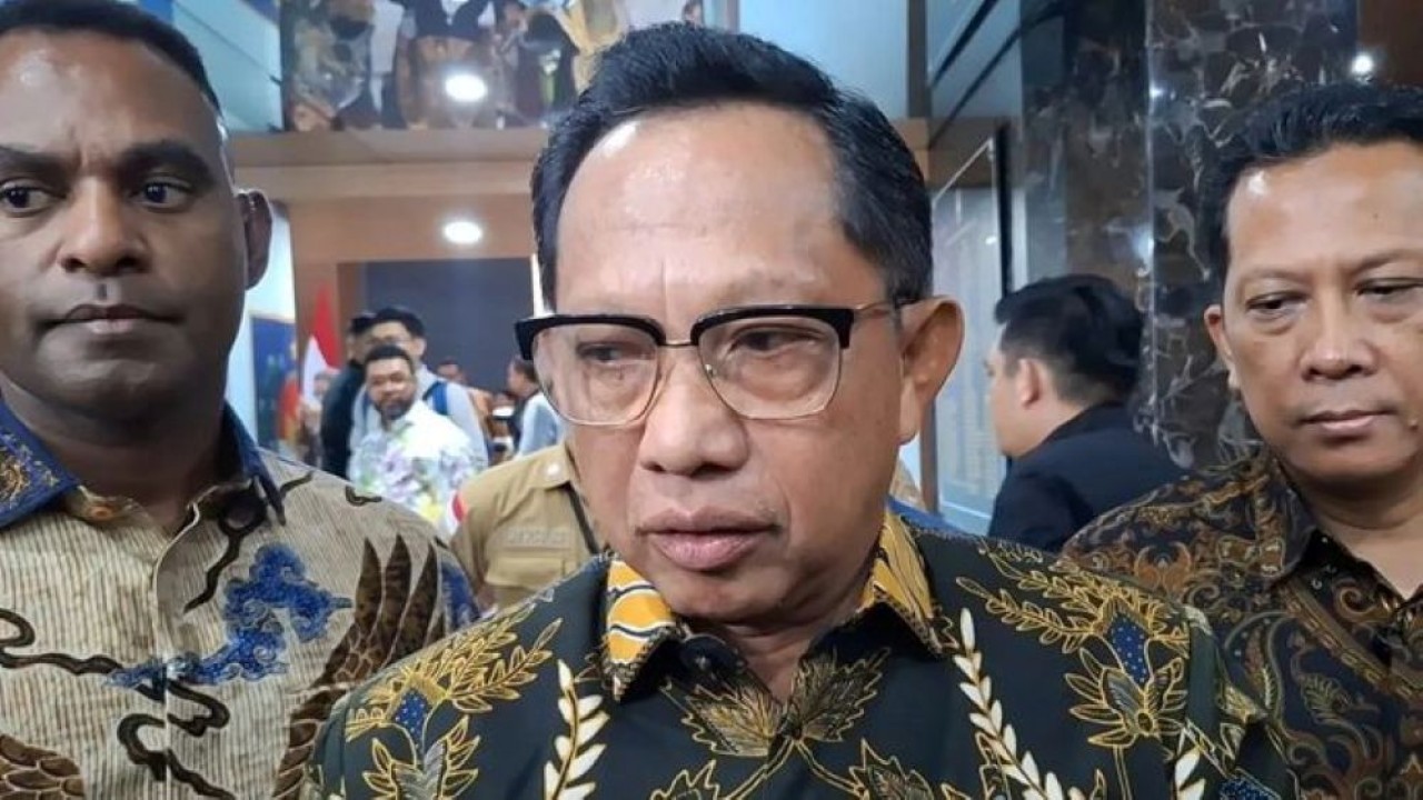Menteri Dalam Negeri Tito Karnavian memberikan keterangan kepada wartawan di Kantor Pusat Kemendagri, Jakarta, Kamis, 11 Desember 2025. (Foto: ANTARA/Fianda Sjofjan Rassat)