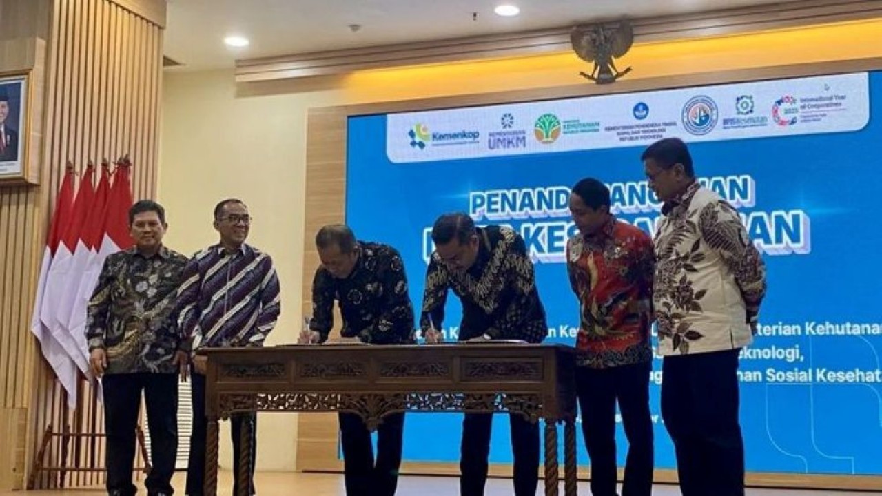 Menteri Koperasi Ferry Juliantono (ketiga kiri) dan Menteri Usaha Mikro, Kecil, dan Menengah (UMKM) Maman Abdurrahman (ketiga kanan) menandatangani nota kesepahaman (MoU) penguatan peran Kopdes Merah Putih di Jakarta, Selasa, 23 Desember 2025. (Foto: ANTARA/Shofi Ayudiana)