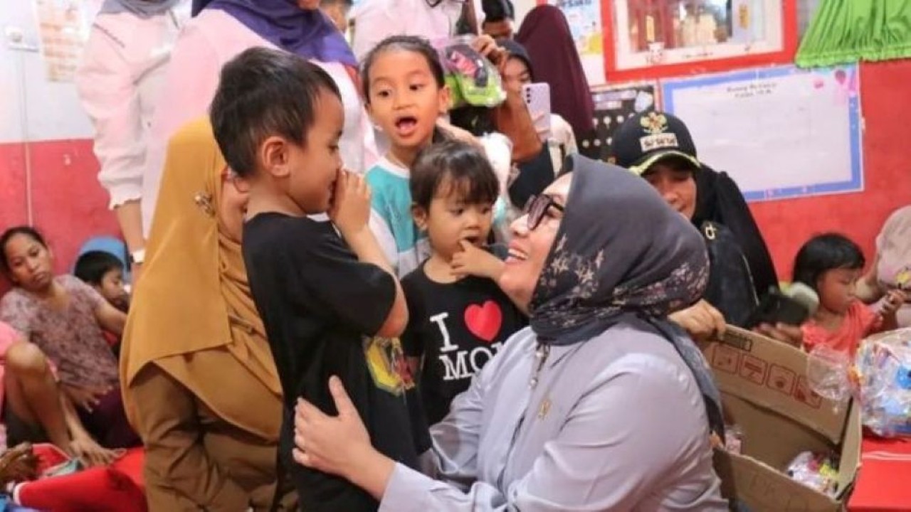 Menteri Pemberdayaan Perempuan dan Perlindungan Anak Arifah Fauzi berinteraksi dengan seorang anak di posko pengungsian banjir di SD Negeri 02 Cupak Tangah, Kecamatan Pauh, Kota Padang, Senin, 1 Desember 2025. (Foto: ANTARA/HO-KemenPPPA)