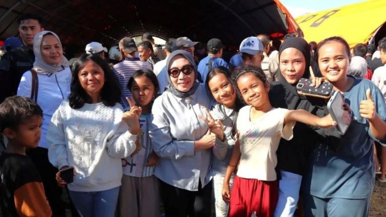 Menteri Pemberdayaan Perempuan dan Perlindungan Anak Arifah Fauzi bersama anak-anak terdampak banjir di posko pengungsian di Kabupaten Padang Pariaman, Sumatera Barat. (Foto: ANTARA/HO-KemenPPPA)