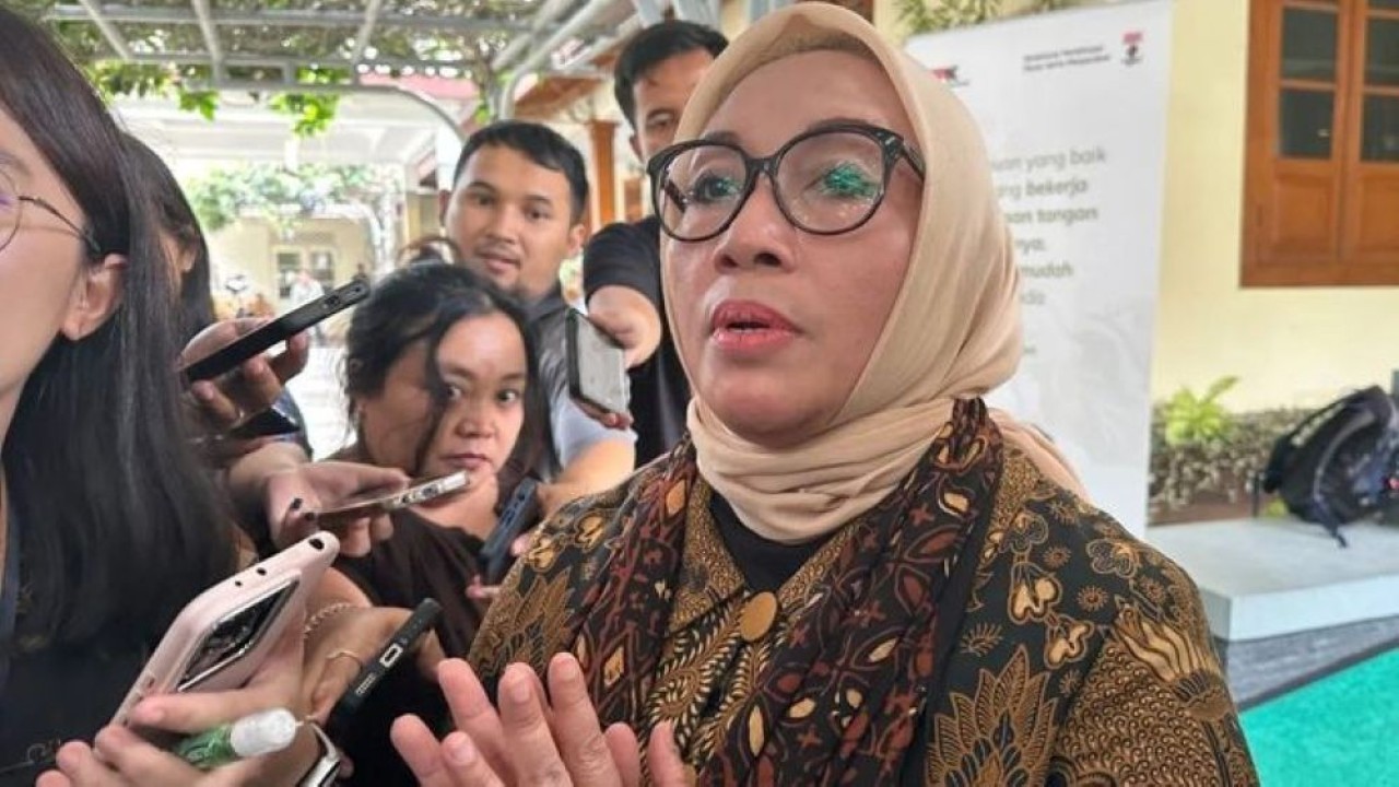 Menteri Pemberdayaan Perempuan dan Perlindungan Anak Arifatul Choiri Fauzi memberikan keterangan di Kompleks Kepatihan, Kota Yogyakarta, Daerah Istimewa Yogyakarta, Senin, 8 Desember 2025. (Foto: ANTARA/Rio Feisal)