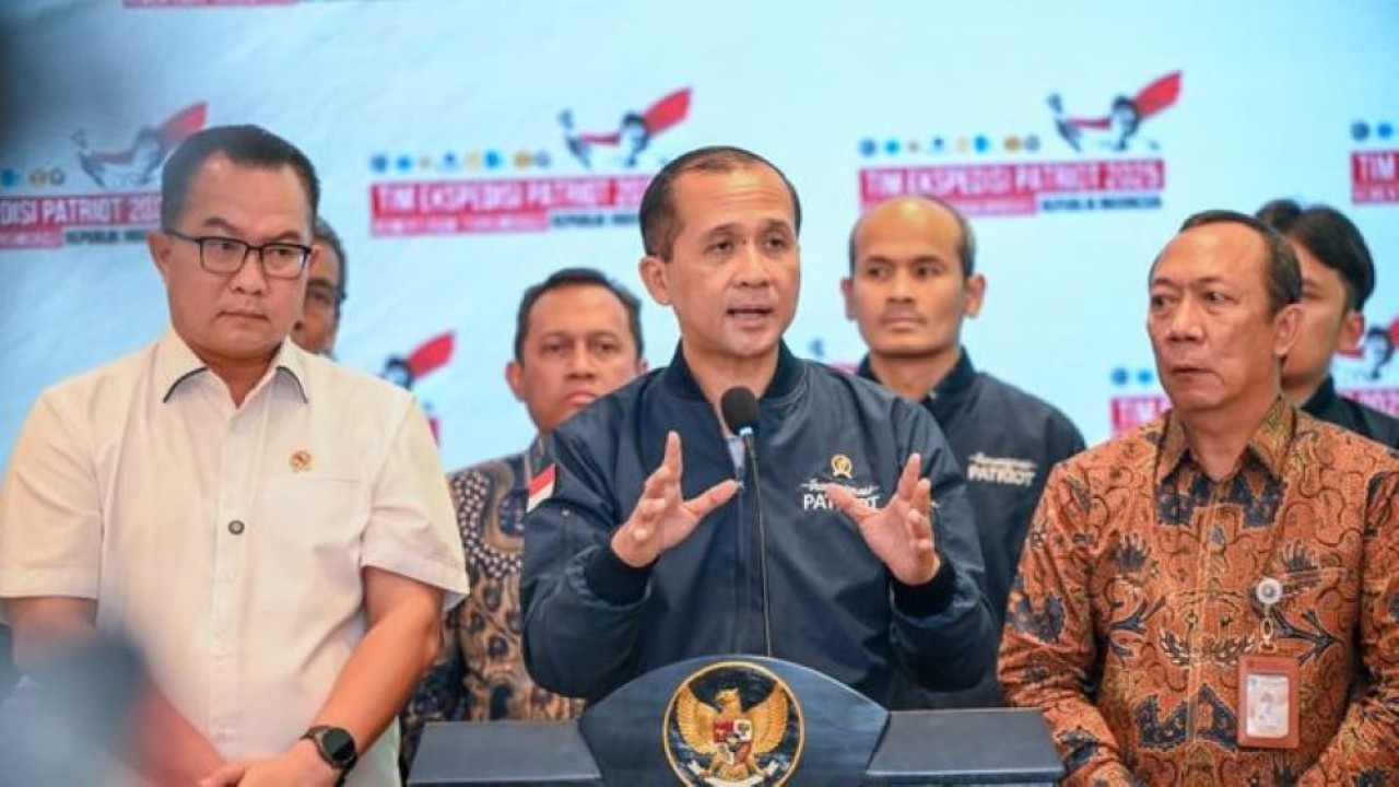 Menteri Transmigrasi M Iftitah Sulaiman Suryanagara saat menutup rangkaian diseminasi hasil riset TEP hasil kolaborasi Kementerian Transmigrasi dengan tujuh perguruan tinggi nasional. (Foto: Istimewa)