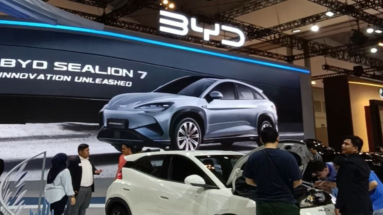 BYD turut berpartisipasi di pameran otomotif GJAW 2025 pada 21-30 November, di ICE BSD City, Tangerang, Banten. (Foto: Adiantoro/NTV)