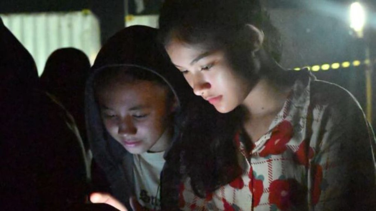 Potret Malam Warga Desa di Aceh Tamiang, Kumpul Scrolling Ponsel Manfaatkan Listrik dari Rig Pertamina