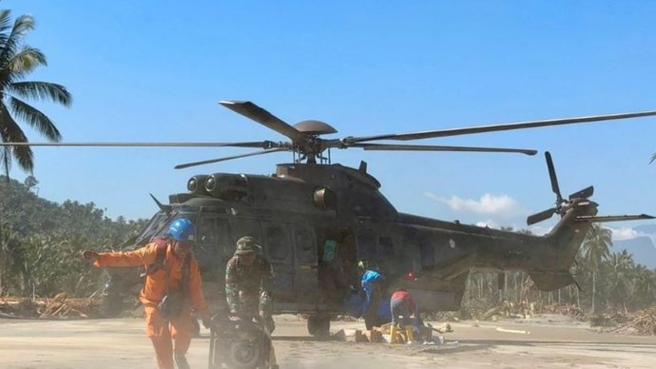 Petugas PLN bersama Personel TNI melakukan pendistribusian material tower, genset, dan bantuan di wilayah Bireuen, Aceh menggunakan helikopter, Minggu (30/11). Saat ini, PLN terus berkolaborasi dengan seluruh pihak untuk mendorong percepatan recovery kelistrikan pascabencana di Aceh.