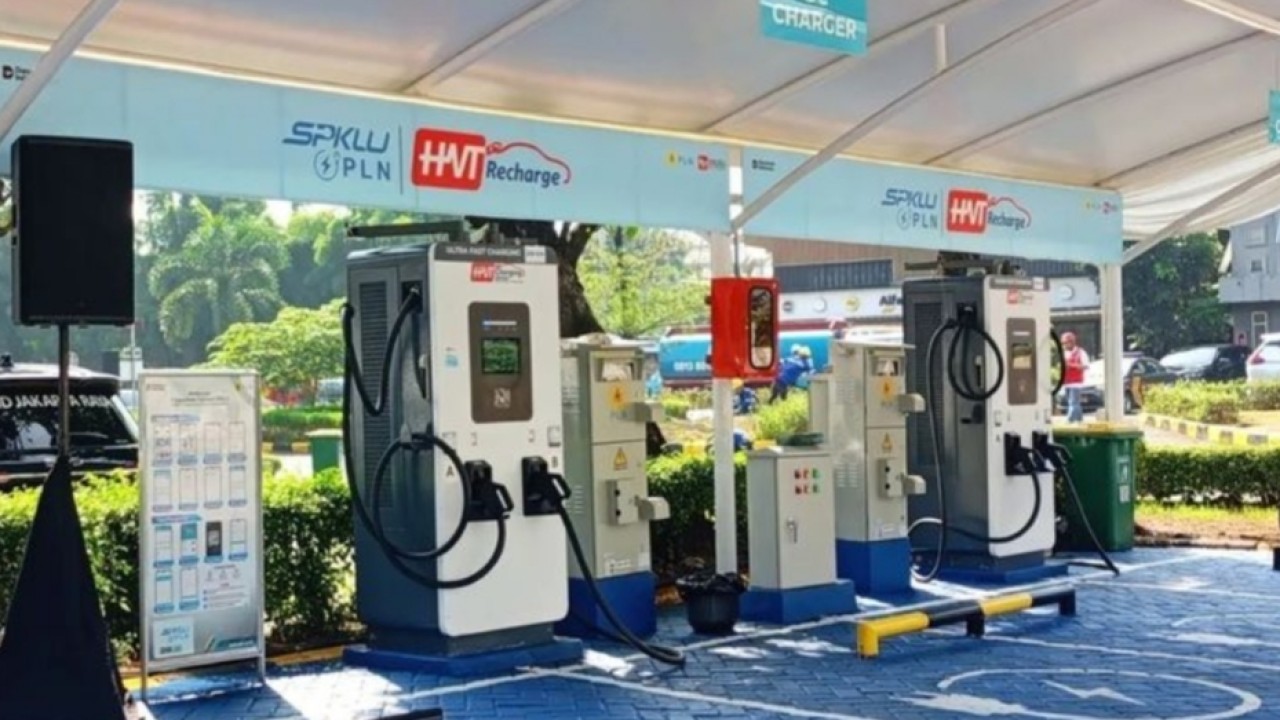 Stasiun Pengisian Kendaraan Listrik Umum (SPKLU) Center pertama di Rest Area KM 10.6 Jagorawi, Cibubur, Cipayung, Jakarta Timur, Senin, 3 Desember 2025. (ANTARA/Siti Nurhaliza) (Antara)