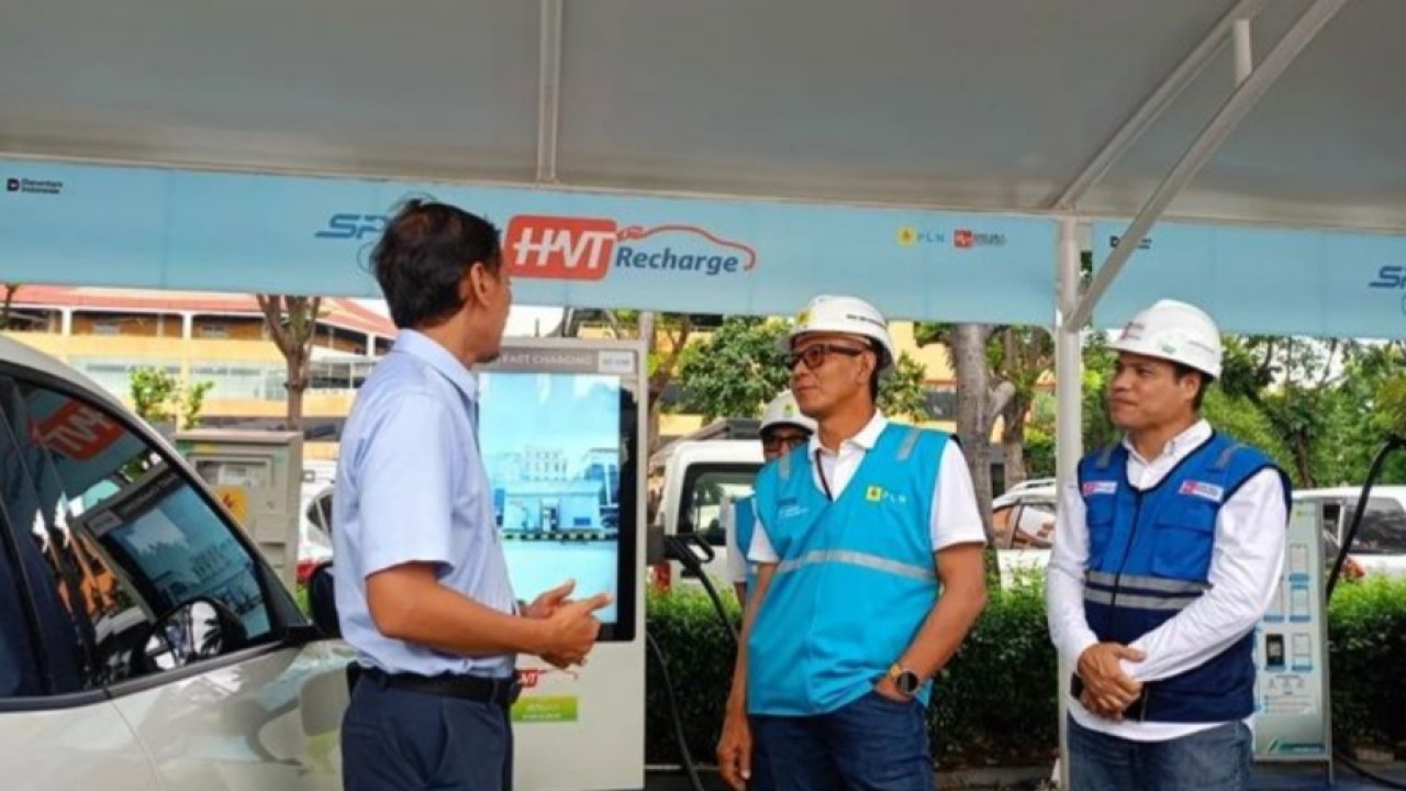 General Manager PLN UID Jakarta Raya, Mochamad Andy Adchaminoerdin mengecek kesiapan Stasiun Pengisian Kendaraan Listrik Umum (SPKLU) di Rest Area KM 10.6 Jagorawi, Cibubur, Cipayung, Jakarta Timur, Kamis, 18 Desember 2025. (ANTARA/Siti Nurhaliza) (Antara)