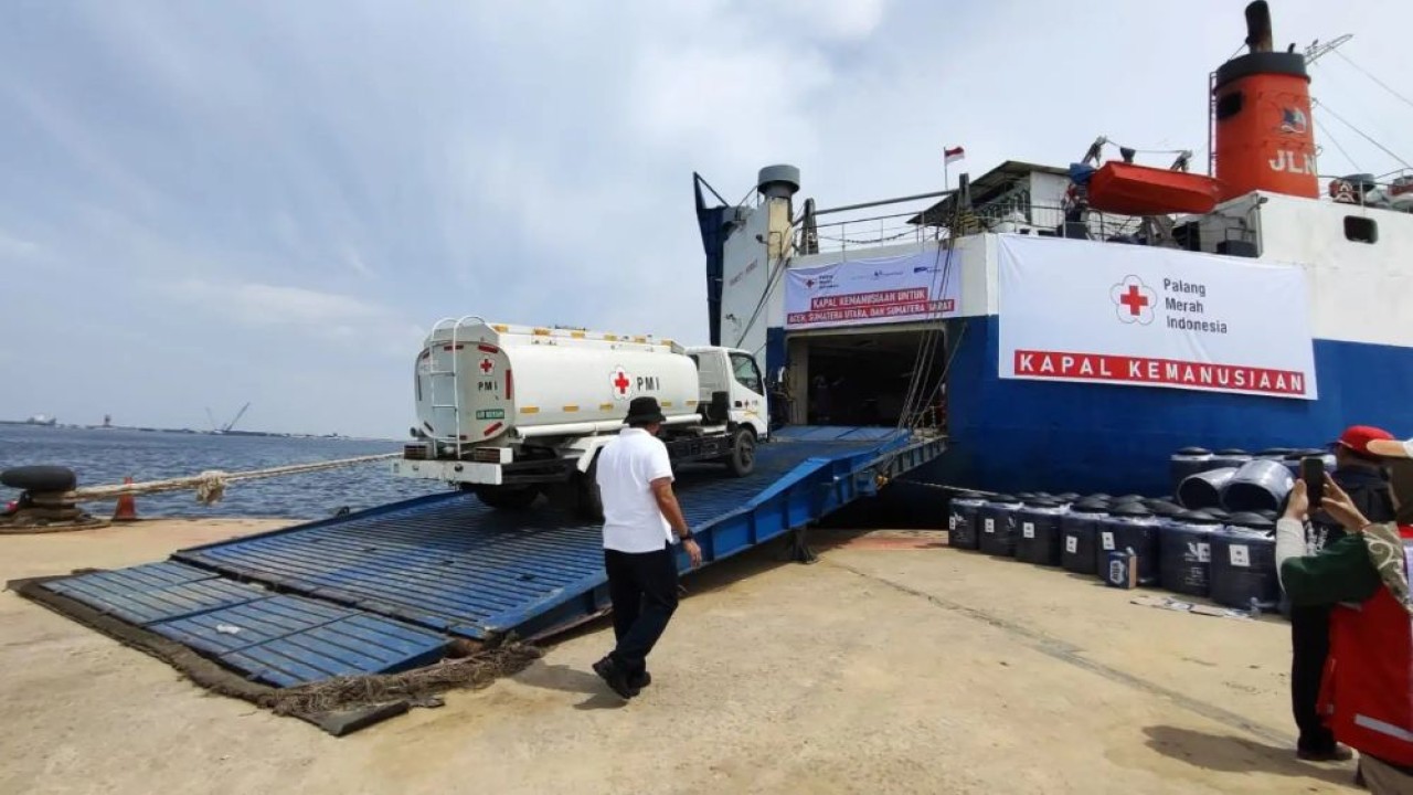 PMI memberangkatkan Kapal Kemanusiaan berisi berbagai bantuan logistik untuk korban bencana di Aceh, Sumatra Utara (Sumut), dan Sumatera Barat (Sumbar). (Foto: Istimewa/PMI)