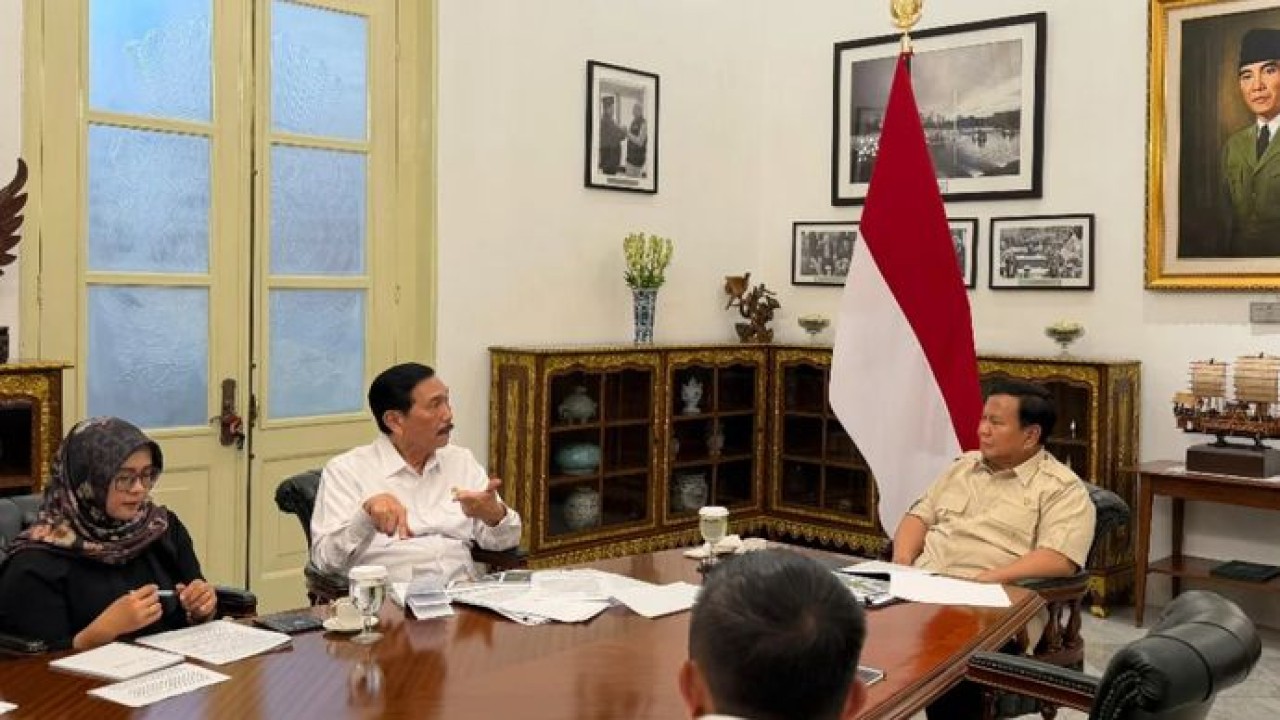 Presiden Prabowo Subianto menerima Ketua Dewan Ekonomi Nasional (DEN), Luhut Binsar Pandjaitan, dalam sebuah pertemuan resmi di Istana Merdeka, Jakarta, Rabu, 3 Desember 2025. (Istimewa)