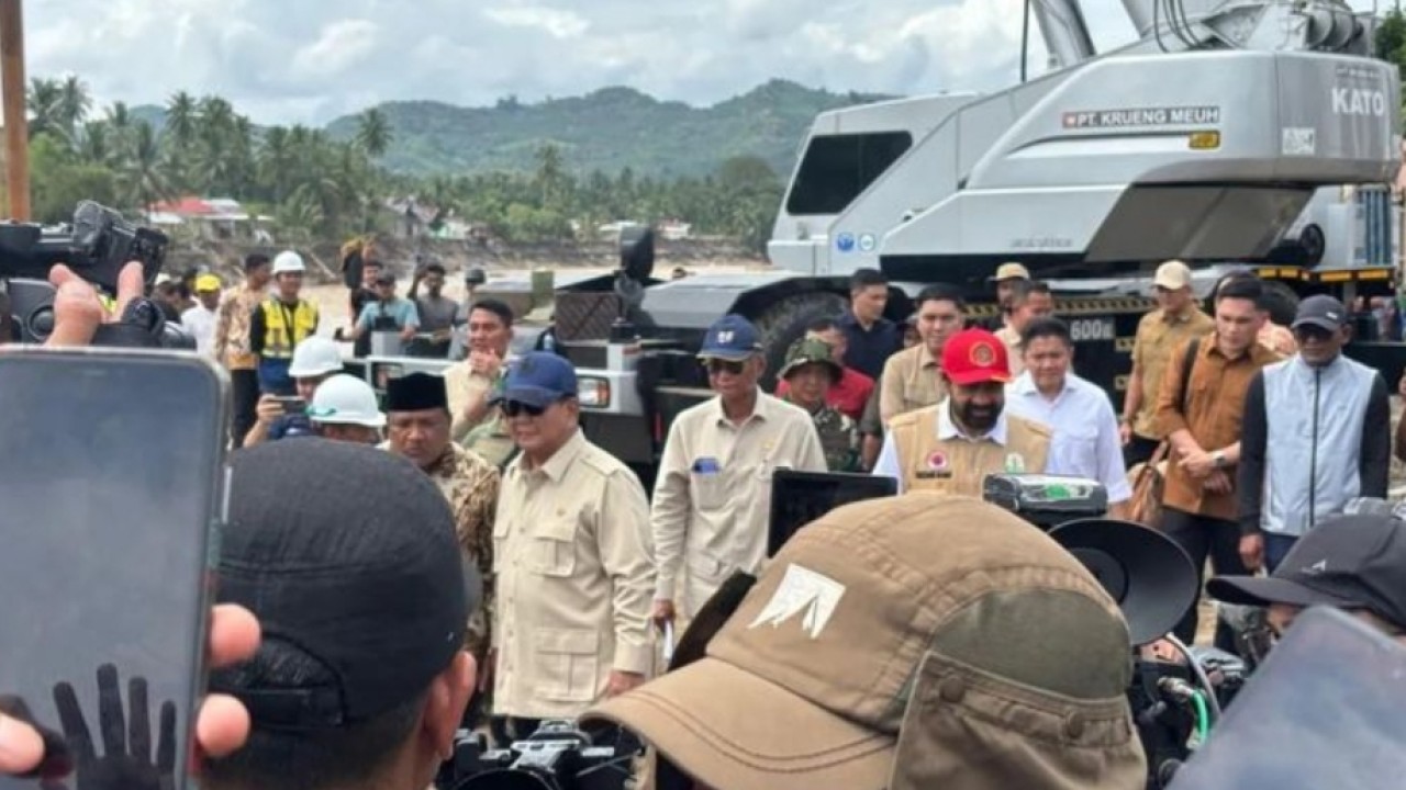 Presiden RI Prabowo Subianto meninjau pembangunan jembatan bailey Teupin Mane di Kabupaten Bireuen, Aceh, Minggu 7 desember 2025. ANTARA/Genta Tenri Mawangi. (Antara)