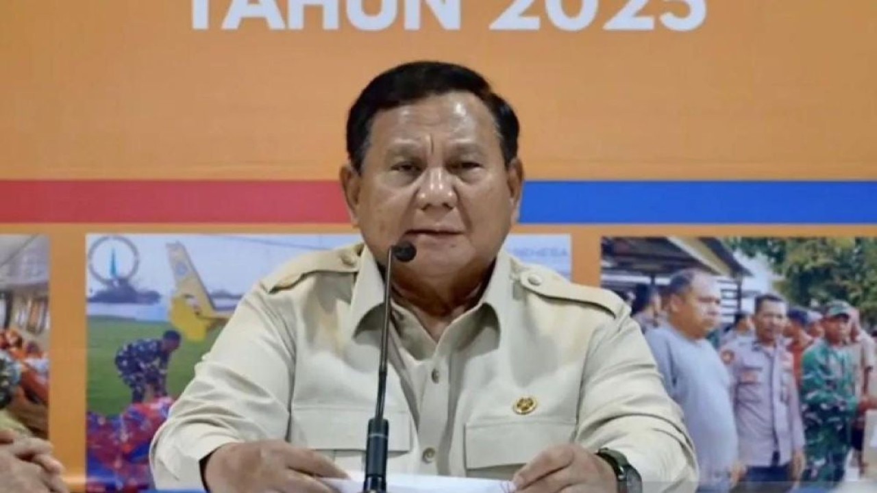 Presiden Prabowo Subianto memimpin rapat koordinasi penanganan dampak banjir bandang dan longsor di Aceh, Sumatera Utara, dan Sumatera Barat di Posko Terpadu Lanud Sultan Iskandar Muda, Kabupaten Aceh Besar, Aceh, Minggu 7 Desember 2025. (Foto: ANTARA/HO-BP)