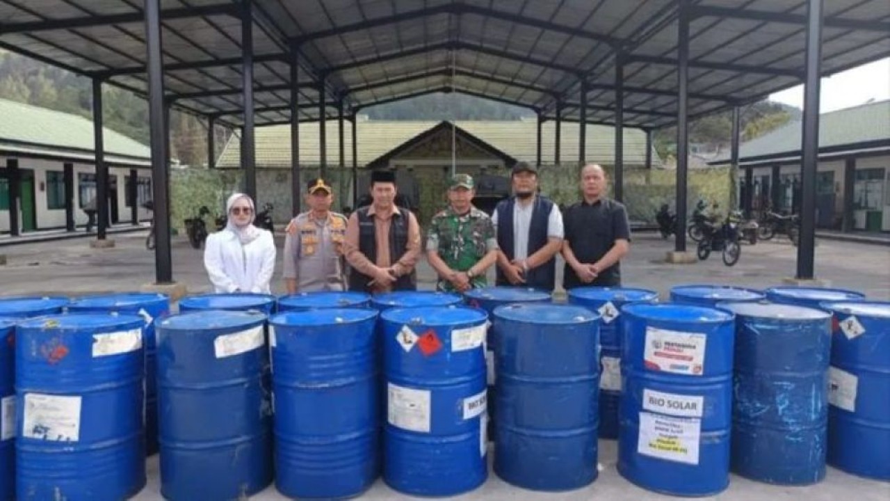 Bupati Aceh Tengah Haili Yoga saat menerima BBM bantuan presiden di Makodim 0106 Aceh Tengah, Sabtu 6 Desember 2025. (Foto: ANTARA/Kurnia Muhadi)