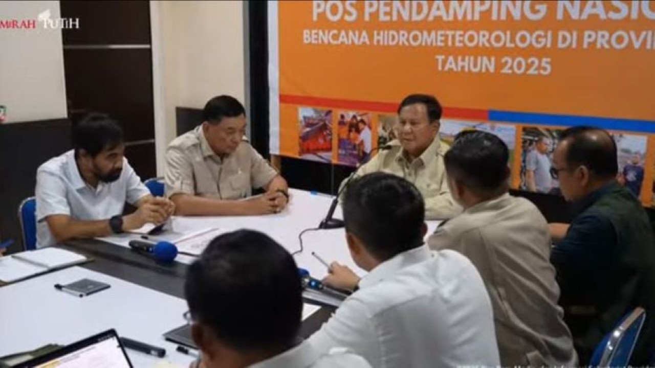 Presiden Prabowo Subianto memimpin rapat koordinasi penanganan banjir bandang dan longsor yang melanda Aceh, Sumatra Utara, dan Sumatra Barat. (Foto: Istimewa)