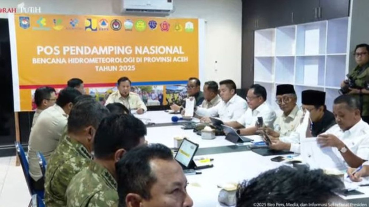 Presiden Prabowo Subianto memimpin rapat koordinasi penanganan banjir bandang dan longsor yang melanda Aceh, Sumatra Utara, dan Sumatra Barat. (Foto: Istimewa)