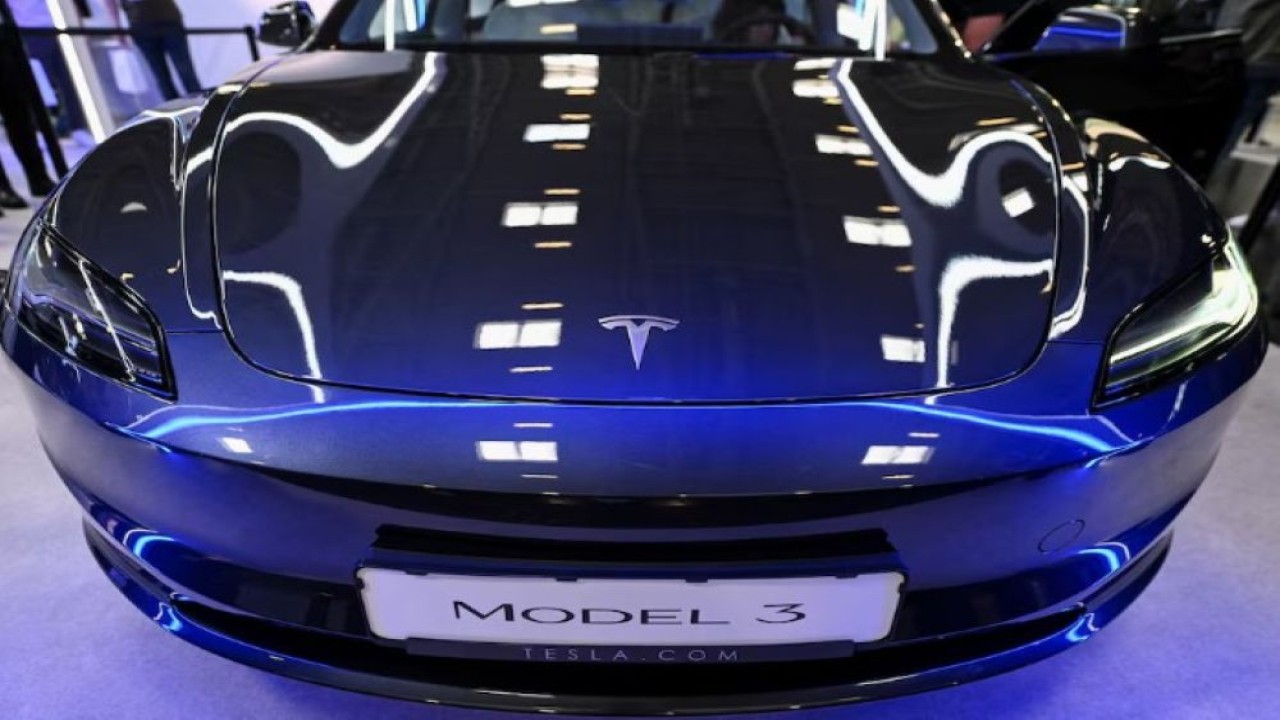 Tesla Model 3 dipamerkan dalam sebuah acara sehari sebelum pembukaan resmi Munich Auto Show IAA Mobility 2023, di Munich, Jerman, 4 September 2023. (Foto: Dok/Angelika Warmuth/Reuters)