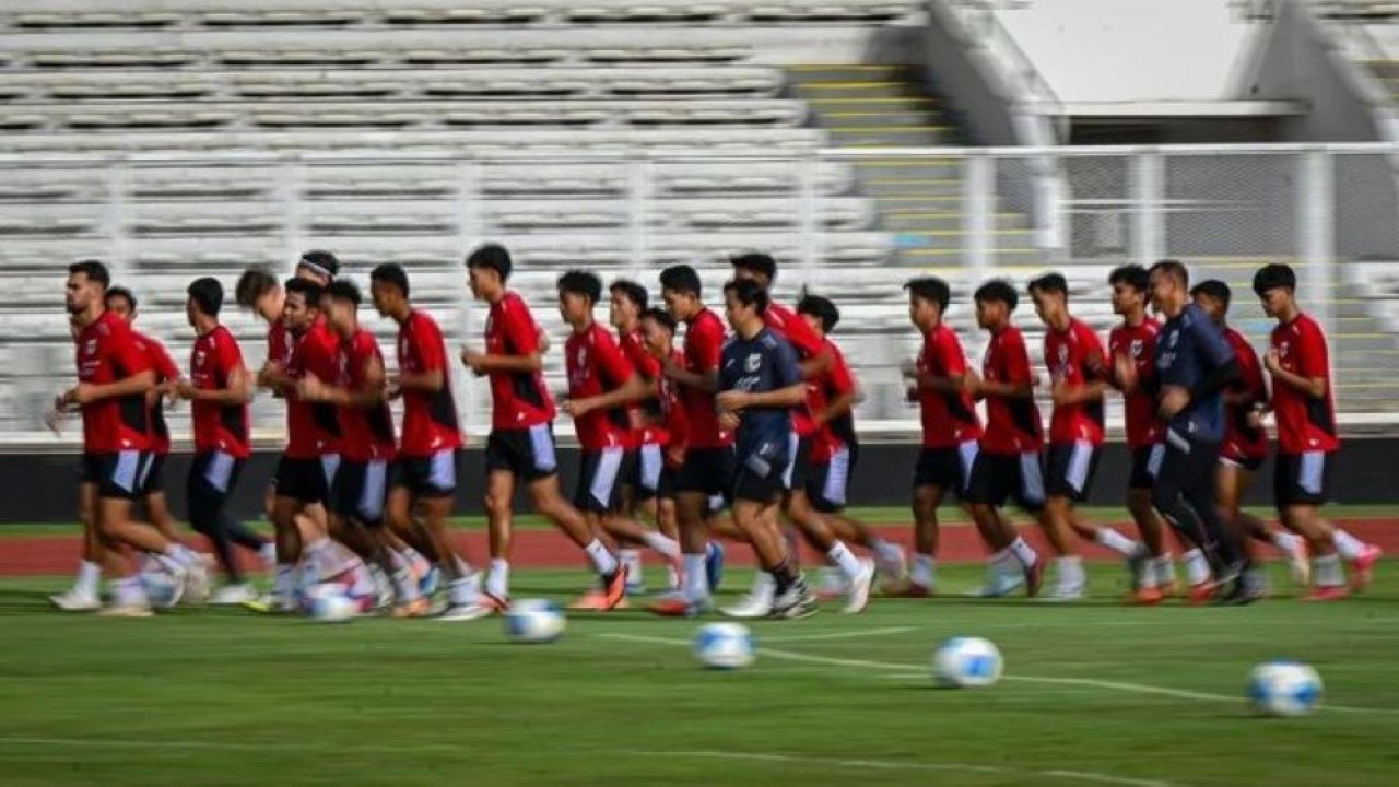 Skuad Timnas Indonesia U-22 mengikuti sesi latihan di Stadion Madya, Kompleks GBK, Senayan, Jakarta, Senin 17 November 2025. ANTARA FOTO/Fauzan/nz (Antara)