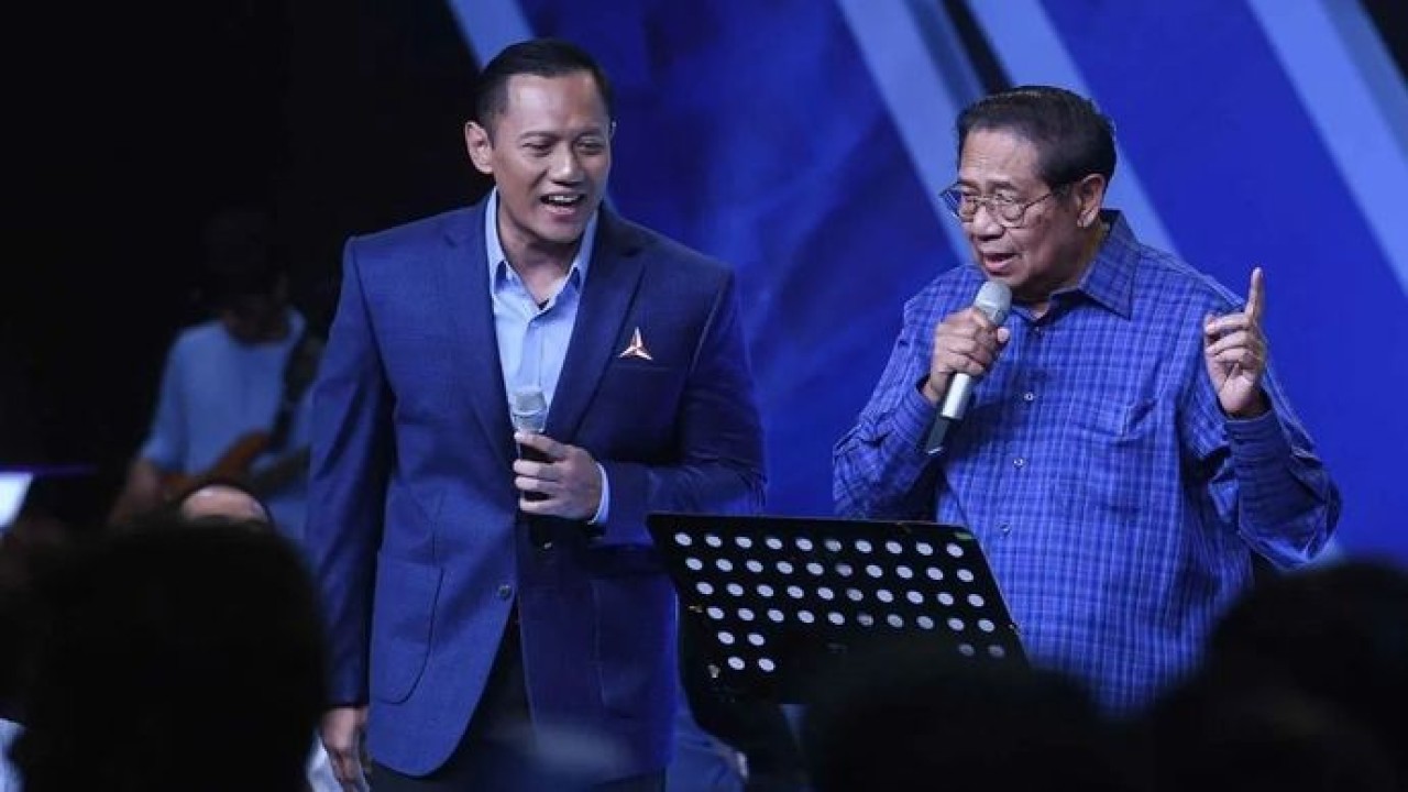 Arsip - Ketua Majelis Tinggi Partai Demokrat Susilo Bambang Yudhoyono (kanan) bernyanyi bersama Ketua Umum Partai Demokrat Agus Harimurti Yudhoyono (AHY) pada acara pidato politik Ketum Partai Demokrat di Jakarta, Selasa, 6 Februari 2024. ANTARA FOTO/Muhammad Adimaja/YU (Antara)