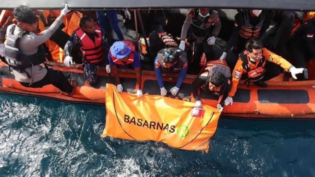 Tim SAR gabungan mengevakuasi jenazah yang diduga korban tenggelamnya kapal wisata KM Putri Sakinah di perairan Pulau Serai, kawasan Taman Nasional Komodo, Labuan Bajo, Manggarai Barat, Nusa Tenggara Timur (NTT), Minggu (4/1/2026). Pada hari kesepulu (Antara)