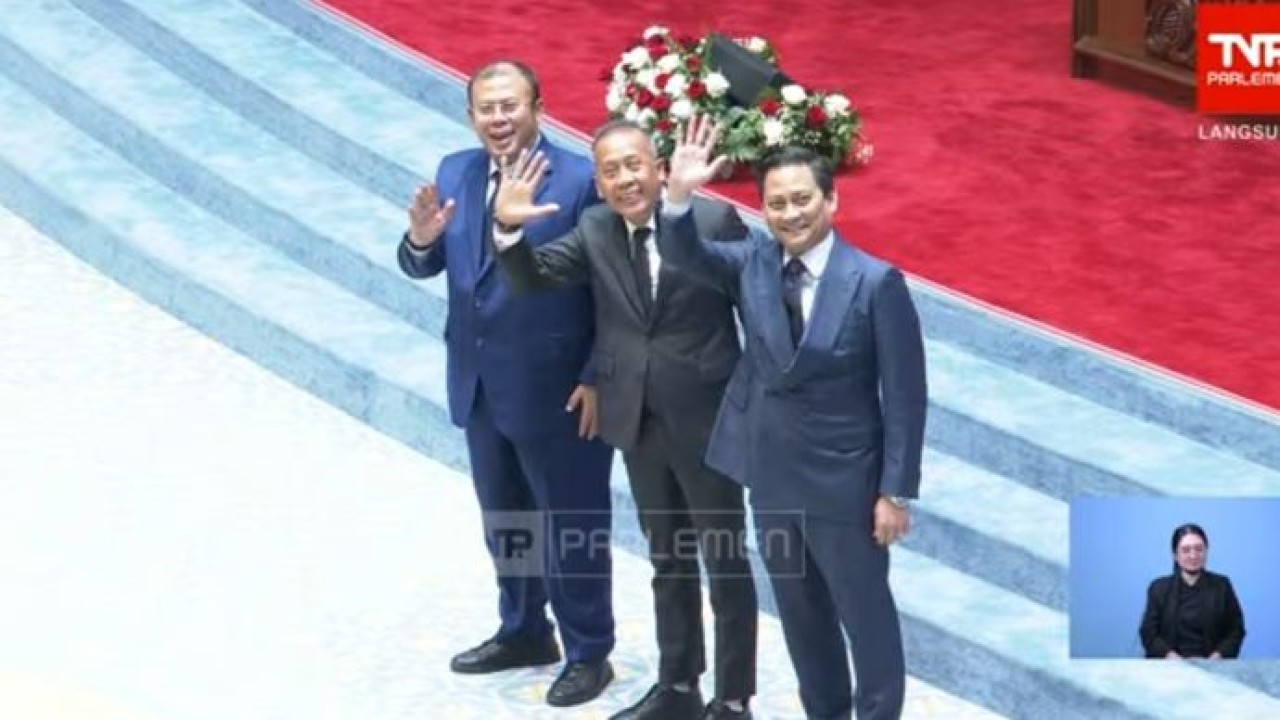 Thomas Djiwandono bersama pimpinan DPR saat rapat paripurna. (YouTube TVR Parlemen)