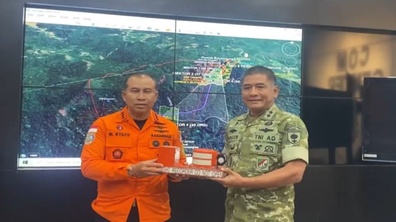 Black box pesawat ATR 42-500 resmi diserahkan kepada Kepala Badan Nasional Pencarian dan Pertolongan (Basarnas), Marsekal Madya TNI, Mohammad Syafii, di Kantor Pencarian dan Pertolongan Kelas A Makassar, Sulawesi Selatan, Rabu (21/1/2026). (Foto: Istimewa)