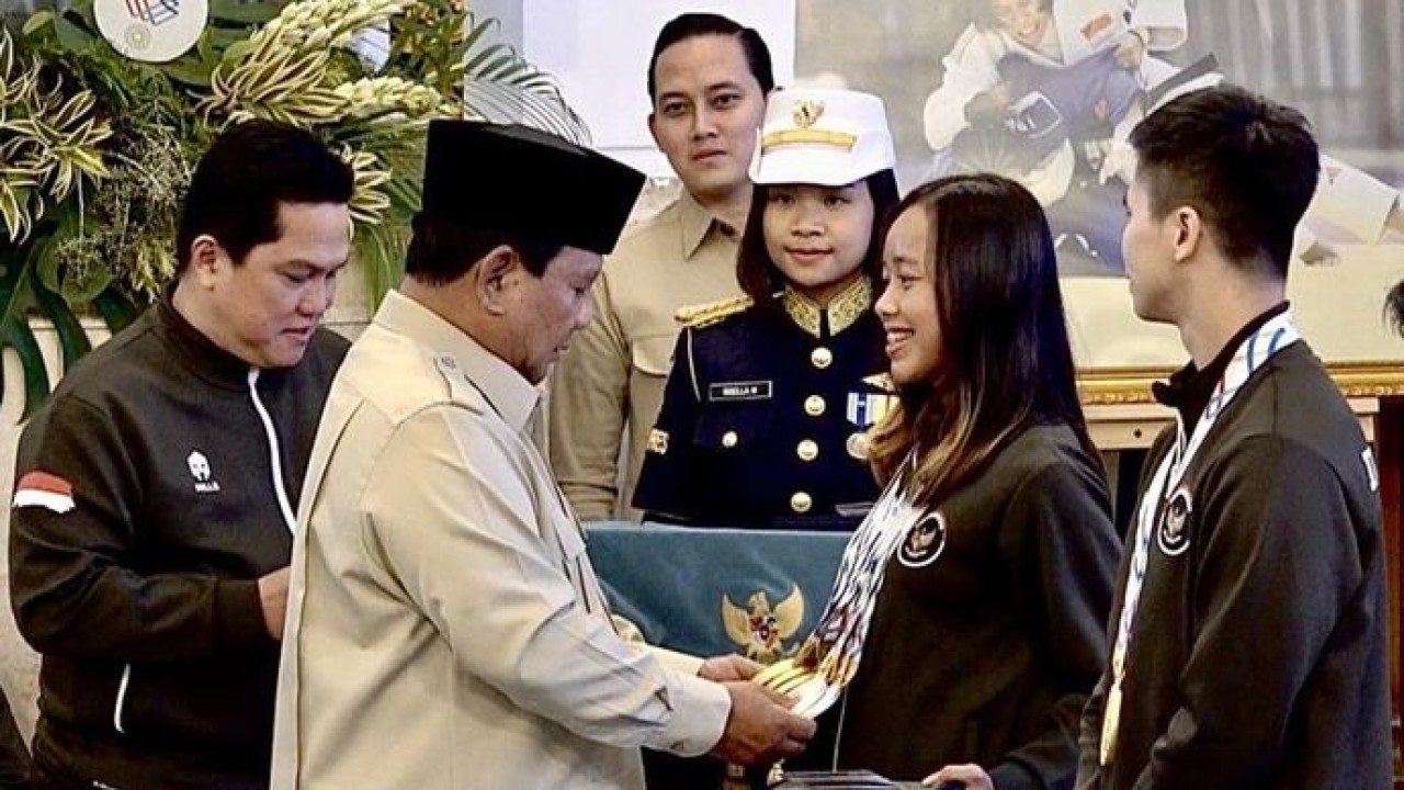 Presiden Prabowo Subianto (dua kiri) melihat tujuh medali yang disumbangkan oleh atlet Triathlon Martina Ayu Pratiwi (dua kanan) dalam acara pemberian bonus untuk peraih medali pada ajang SEA Games Thailand 2025 di Istana Negara, Jakarta, Kamis (8/1/ (ANTARA/Cahya Sari.)