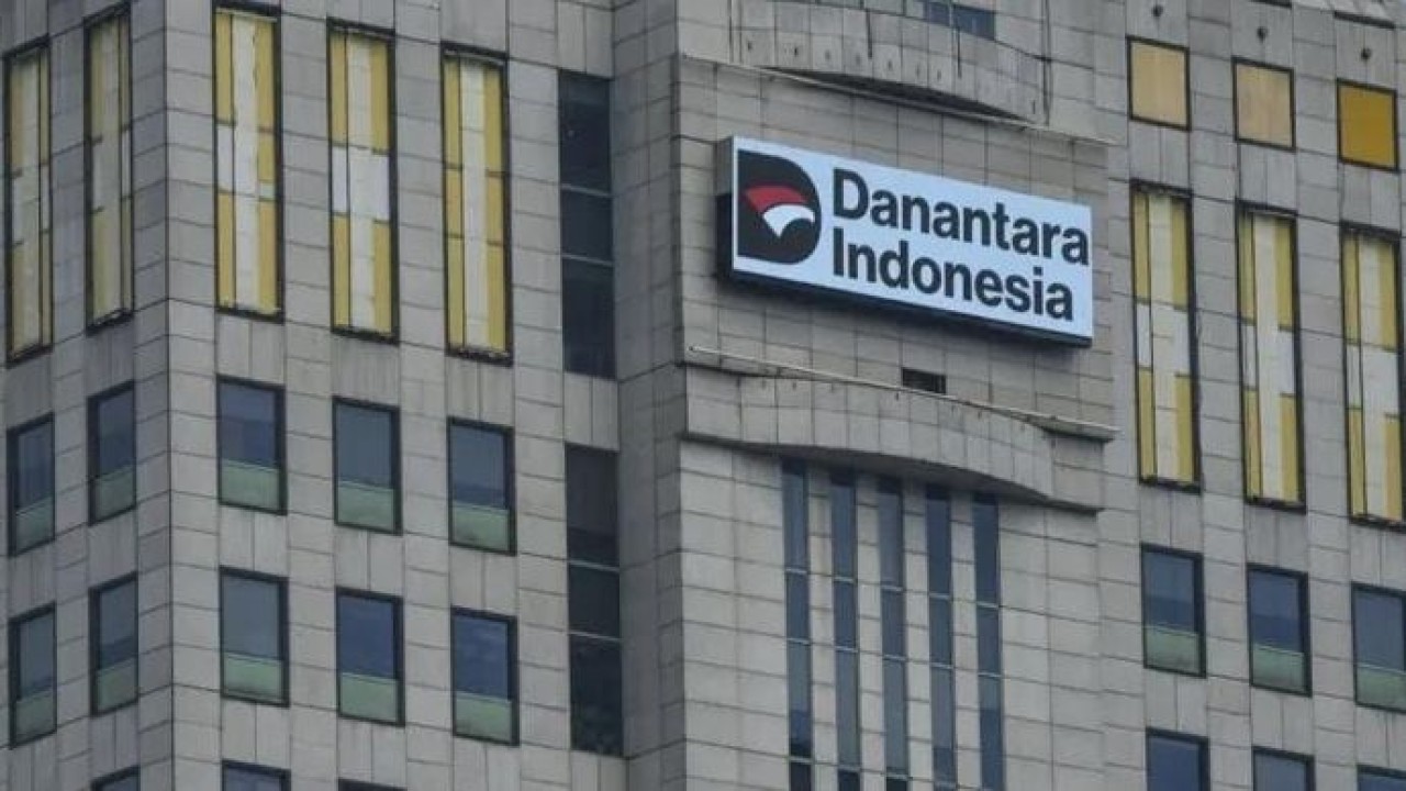 Pekerja membersihkan kaca gedung Wisma Danantara Indonesia di Jakarta, Selasa (8/7/2025). Badan Pengelola Investasi Daya Anagata Nusantara (BPI Danantara) menjalin kerja sama investasi dengan perusahaan asal Arab Saudi, ACWA Power senilai 10 miliar d (Antara)