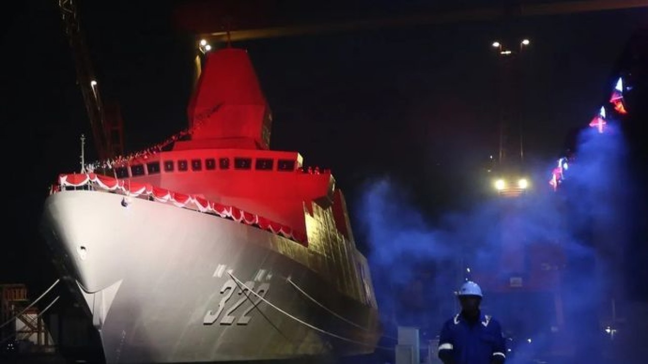 Pekerja berjaga saat penamaan dan peluncuran kapal frigate Merah Putih di Dermaga Semenanjung Barat Divisi Kapal Niaga PT PAL Indonesia, Surabaya, Jawa Timur, Kamis, 18 Desember 2025. Kapal yang kemudian diberi nama KRI Bala Putra Dewa 322 tersebut (Antara)
