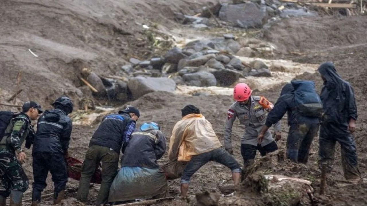 Tim SAR gabungan dan TNI-Polri mengevakuasi korban bencana tanah longsor yang ditemukan di Desa Pasirlangu, Cisarua, Kabupaten Bandung Barat, Jawa Barat, Sabtu (24/1/2026). (Foto: ANTARA FOTO/Abdan Syakura/nz/aa)