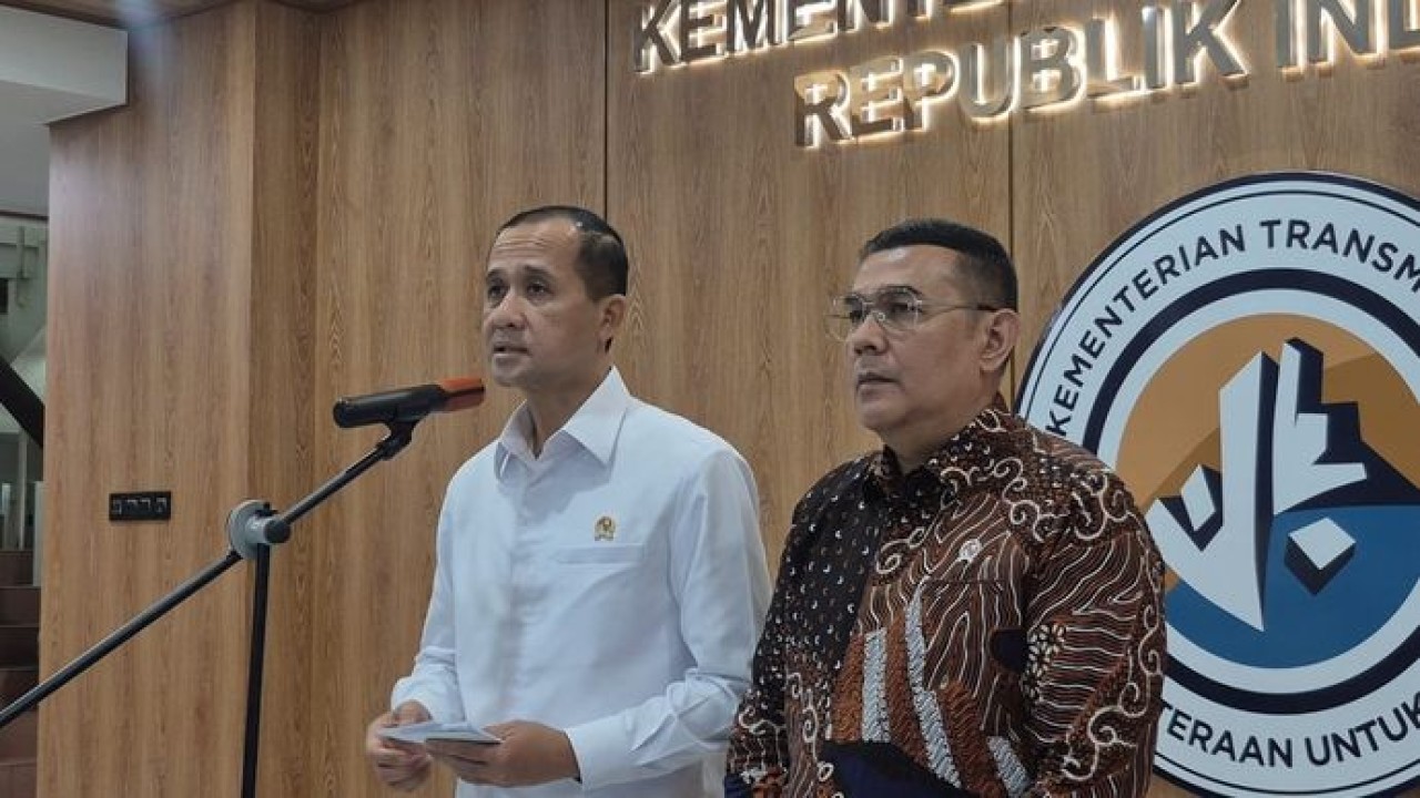 Menteri Transmigrasi (Mentrans) Iftitah Sulaiman menegaskan komitmennya untuk menindaklanjuti dan menyelesaikan persoalan lahan usaha transmigrasi di Desa Gambut Jaya, Kabupaten Muaro Jambi, yang telah berlarut selama lebih dari 15 tahun. (Ntvnews.id-Muslimin Trisyuliono)