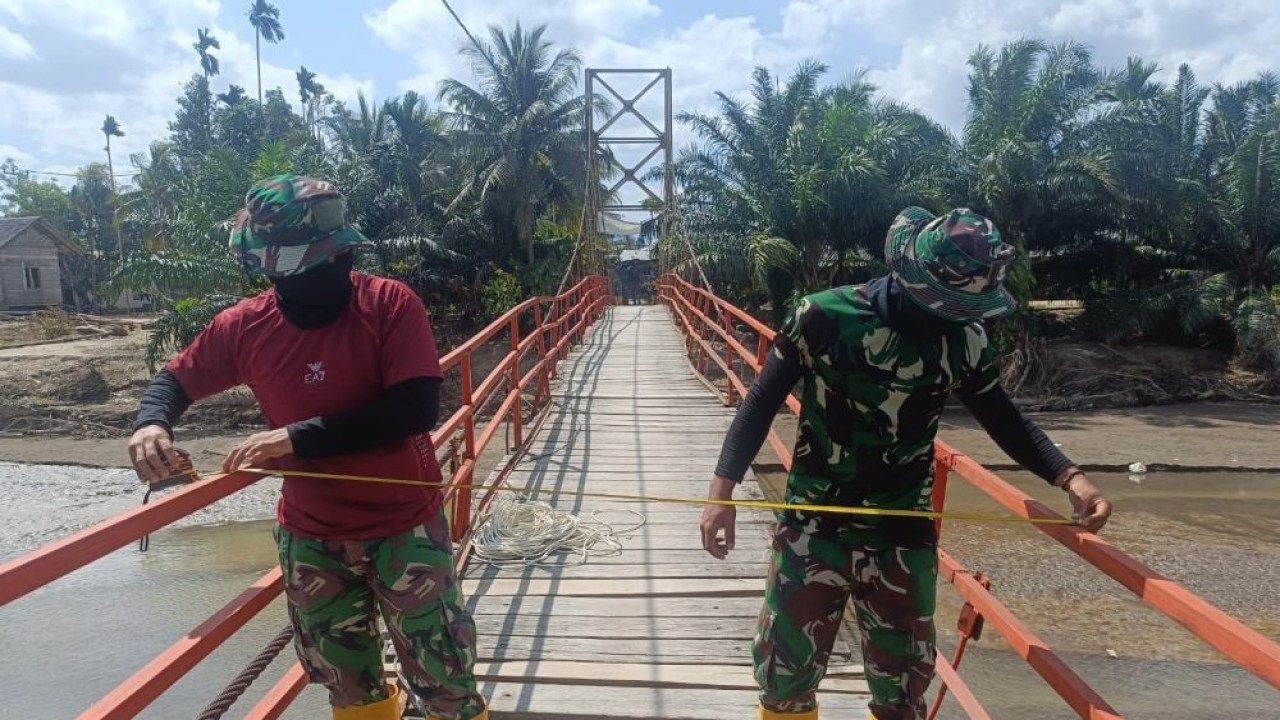 Sebanyak 15 jembatan perintis dibangun oleh personel TNI pascabencana di Aceh. (Foto: Dok/Istimewa)
