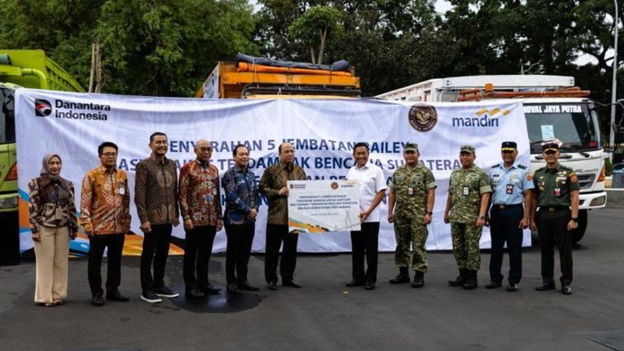 Bank Mandiri berkolaborasi dengan Kementerian Pertahanan Republik Indonesia (Kemenhan) dalam pembangunan lima jembatan bertipe bailey guna membantu pemulihan konektivitas wilayah yang terisolir akibat bencana banjir dan tanah longsor Sumatra/ist