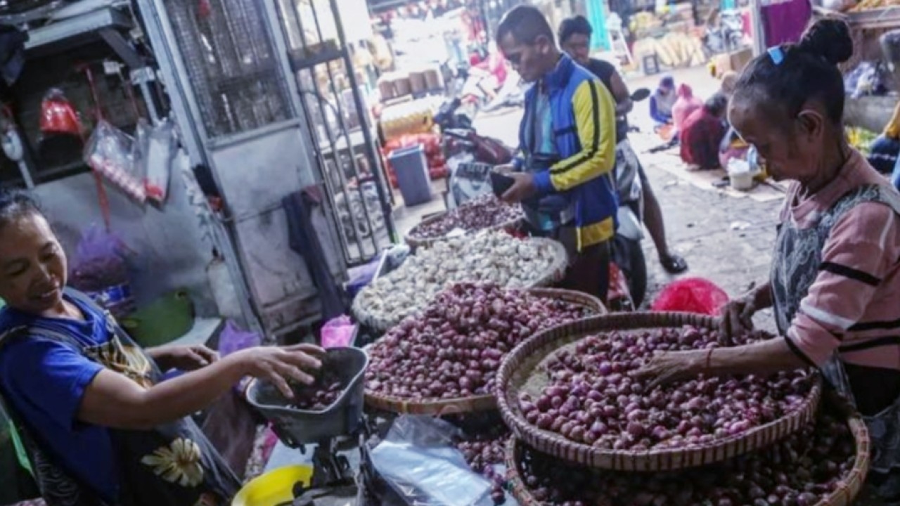 Pedagang menimbang bawang merah pesanan pembeli di Pasar MAJT, Semarang, Jawa Tengah.