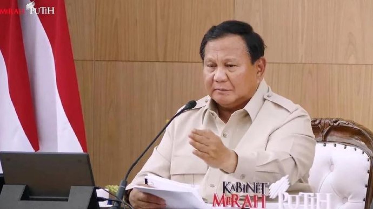 Tangkapan layar - Presiden Prabowo Subianto memberikan arahan dalam retret Kabinet Merah Putih atau taklimat awal tahun di Padepokan Garuda Yaksa, Hambalang, Bogor, Jawa Barat, Selasa 6 Januari 2026. ANTARA/HO-Youtube Sekretariat Presiden/aa. (Antara)