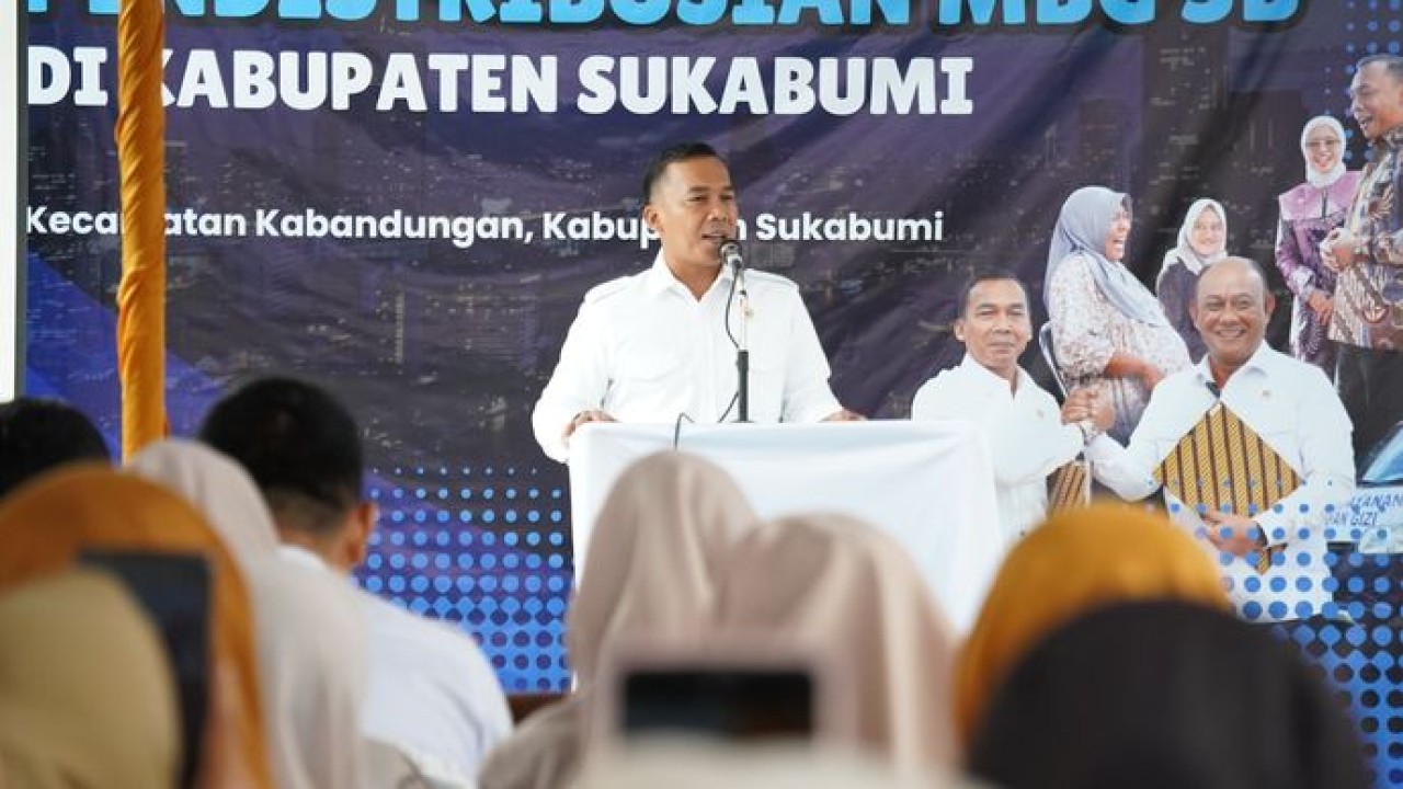 Menteri Kependudukan dan Pembangunan Keluarga/Kepala.BKKBN, Dr. Wihaji, S.Ag, M.Pd, terjun langsung melihat pendistribusian Makan Bergizi Gratis (MBG), pada 12 Januari 2026. (KEMENDUKBANGGA/BKKBN)