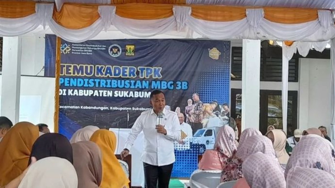 Mendukbangga/Kepala BKKBN Wihaji berdialong bersama para kader Tim Pendamping Keluarga (TPK) untuk menyukseskan MBG bagi sasaran 3B di Kantor Kecamatan Kabandungan, Kabupaten Sukabumi, Jawa Barat, Senin, 12 Januari 2026. ANTARA/Lintang Budiyanti Prameswari. (Antara)