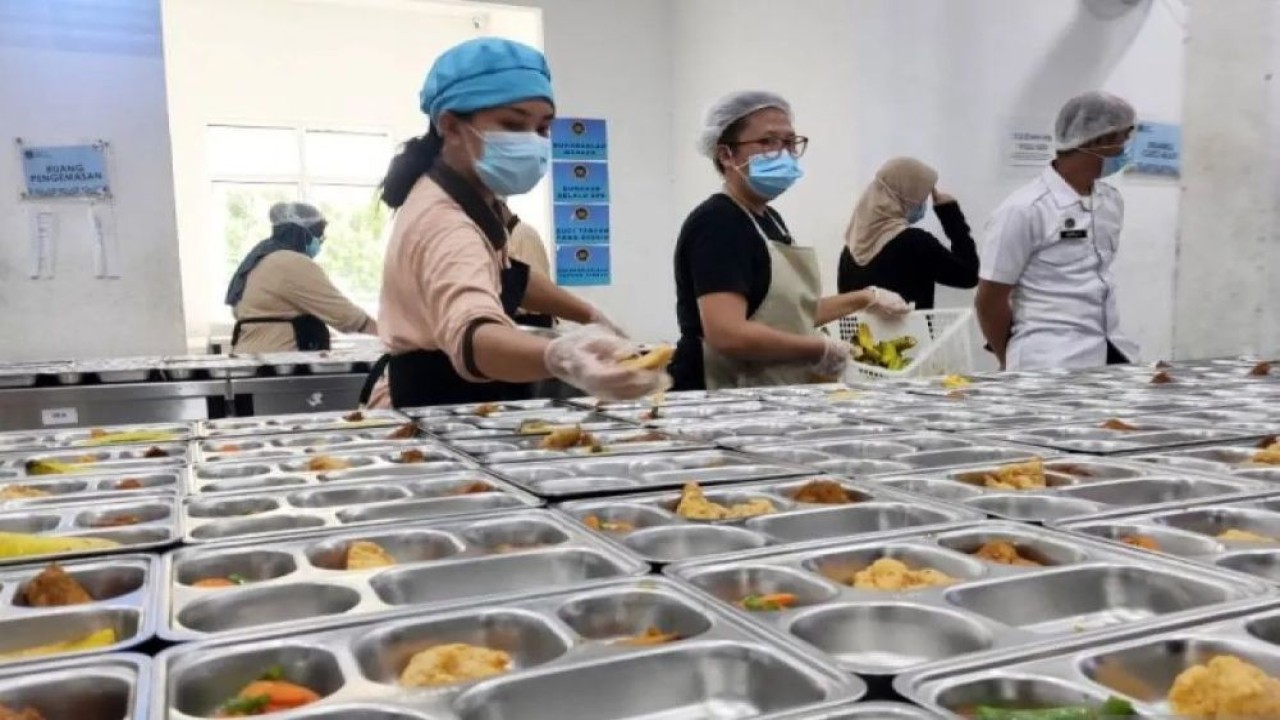 Ilustrasi - Petugas Satuan Pelayanan Pemenuhan Gizi (SPPG) menyiapkan menu Makan Bergizi Gratis (MBG) di Slipi, Palmerah, Jakarta Barat, Selasa (23/9/2025). (Foto: ANTARA/Risky Syukur/am)