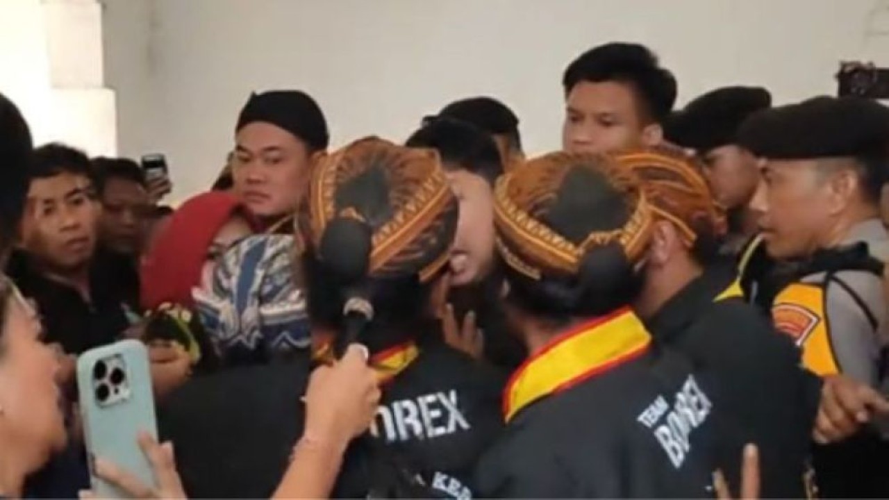 Kericuhan Terjadi di Dalam Keraton Jelang Kedatangan Fadli Zon. (Foto: TikTok @ gasjalanjajan)