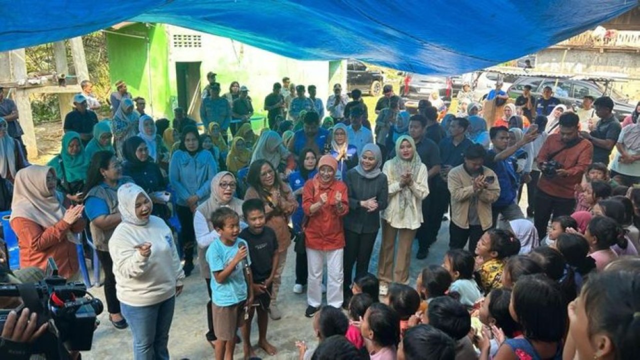 Menteri PPPA Arifah Fauzi turun langsung ke Dusun Sei Pakis, Kabupaten Langkat, Sumatra Utara, untuk memberikan dukungan psikososial serta bantuan bagi anak-anak yang terdampak banjir. (Foto: Istimewa)